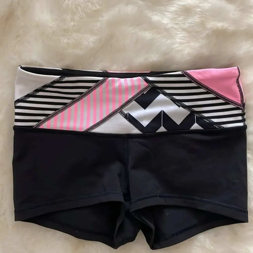 Lululemon Boogie Short Reversible Black Quilt Pink bootie Aztec Stripe s…